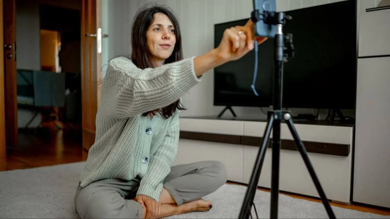 How To Take A Professional Headshot at Home Easily:A Quick Guide